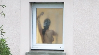 Nachbarin nackt unter der Dusche