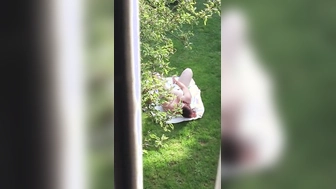 Mollige Nachbarin masturbiert im Garten