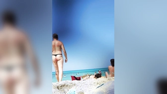 Kerl im Tanga am Strand