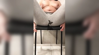Arabisches Mädchen pisst in ihr Höschen