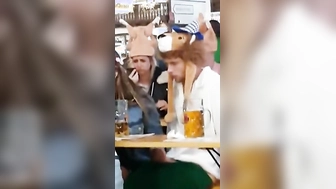 Schwanz wichsen auf den Oktoberfest