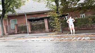 Meine Frau nackt auf der Straße