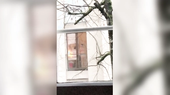 Nachbarstochter am Fenster gefilmt