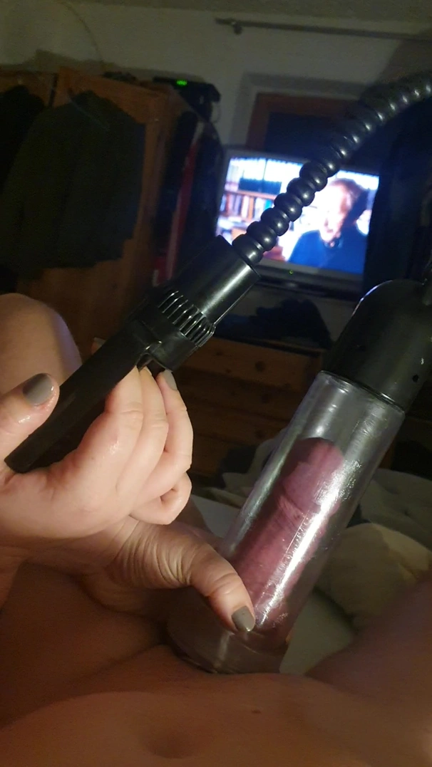 Freundin spielt mit der Penispumpe - Sex Videos und Porno Filme