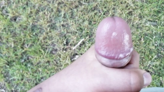 Junger Penis wichst drausen