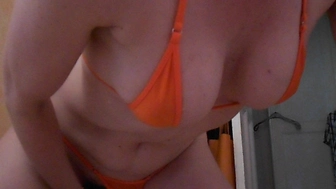 Girl im orangenen Bikini