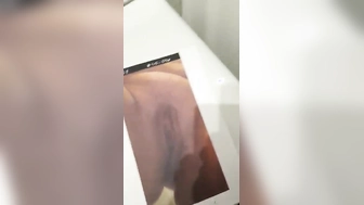 Hier besamme ich das Foto meiner Frau