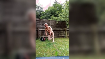 Naggisch im Garten