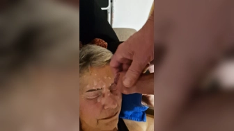 Alte Frau bekommt eine Gesichtsmaske mit der besten
