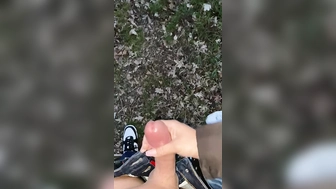 Frauenhand bringt mich zum Orgasmus und lässt mein Schwanz Outdoor extrem abspritzen