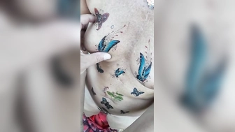Die alte Frau spielt beim Spaziergang