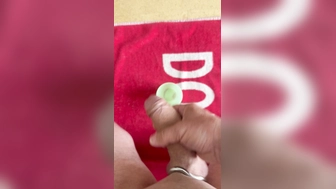 Lustiger Molch und Penis beim Pissen