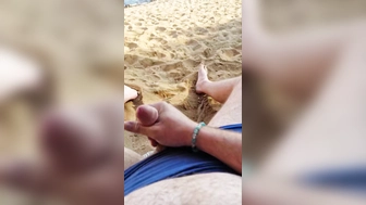 Kleiner Schwanz spritzt am Strand