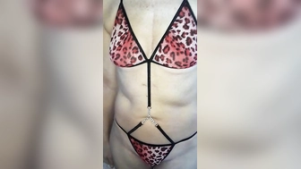Alte Frau zeigt sich im Bikini