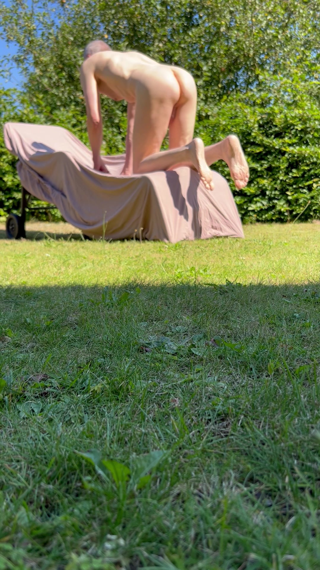 Sonnenbad im Garten genießen