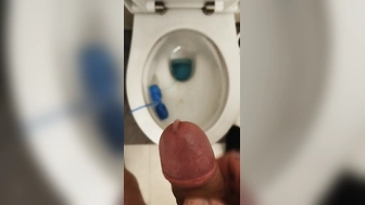 Den Samen mal in die Toilette gespritzt