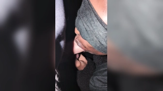 Schwarzer Gay lutscht meinen Schwanz im Wald