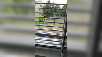 Gummipuppe vor offenmen Fenster gefickt
