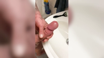 Abspritzen im Waschbecken