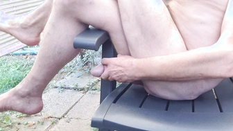 Selbstbefriedigung im Gartenstuhl