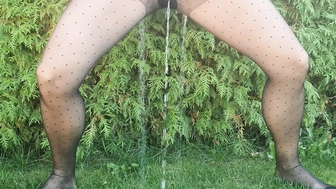 Outdoor Pissen in der Strumpfhose