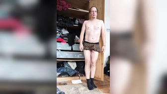 Kleiderschrank der Frau probieren