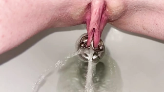 Sexy gepiercte Pinkelnutte