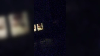 Nachbar Studentin am Fenster gefilmt