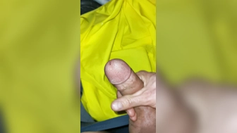 Auf die Trainingsjacke einer Freundin spritzen