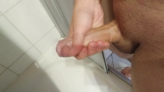 Masturbieren und abspritzen im Bad