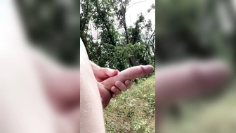 Nackt durch den Wald laufen