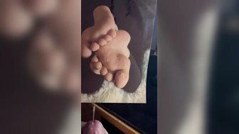 Schöne heiße Sahne auf ihre sexy Sole gespritzt