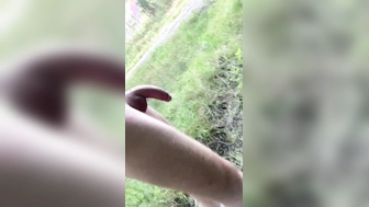 Nackt spazieren im Wald