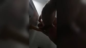 Auf Dildo spritzen