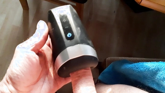 Penis Abspritzen im Wohnzimmer