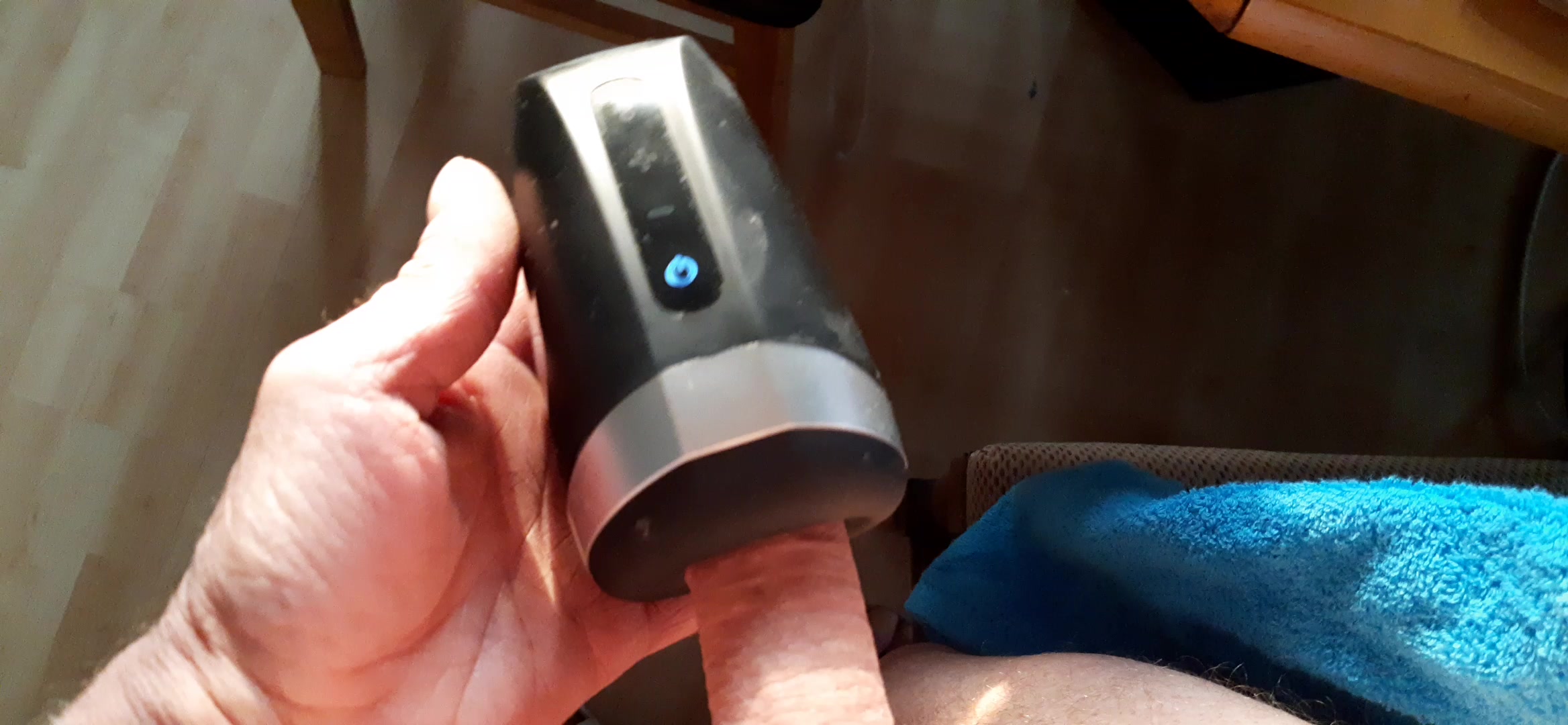 Penis Abspritzen im Wohnzimmer