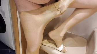 In der Nylonstrumpfhose meiner Frau