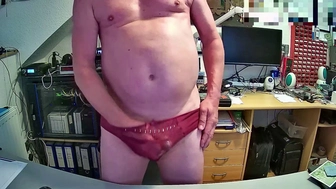 Ich wichse in den geklauten Slip meiner Mutter