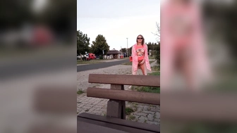 Sandra nur in Nylons auf Autobahnparkplatz