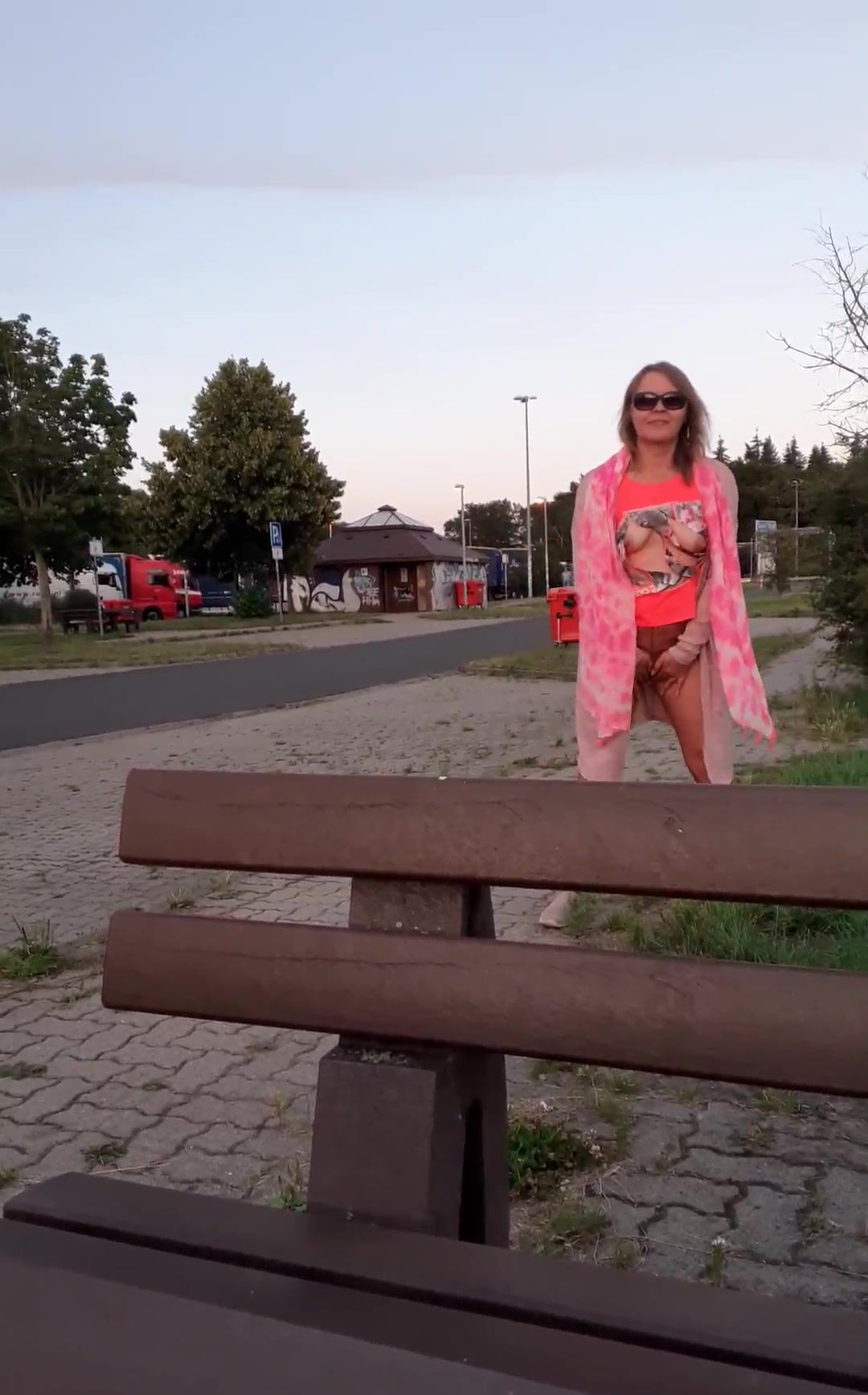 Sandra nur in Nylons auf Autobahnparkplatz