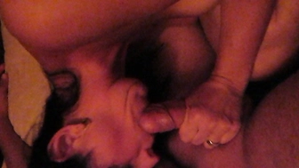 Tina nimmt den Schwanz in den Mund