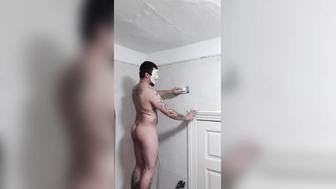 Nackter Handwerker bei der Arbeit