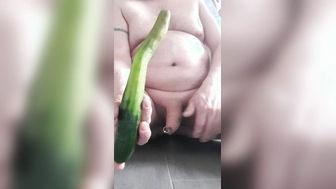 Spaß und Verwöhnen mit einer Gurke