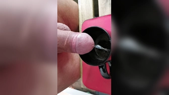 Tasse mit Pisse auffüllen