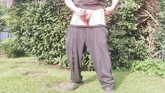 Pinkeln bei der Gartenarbeit