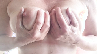 Tittenmassage mit eincremen