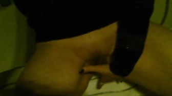 Milf aus dem Osten fingert sich ihre Muschi