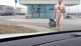 Nackt über die Autobahn Raststätte