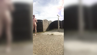 Nackt zur Schau stellen am FKK Strand