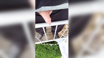 Vom Balkon pinkeln ist geil